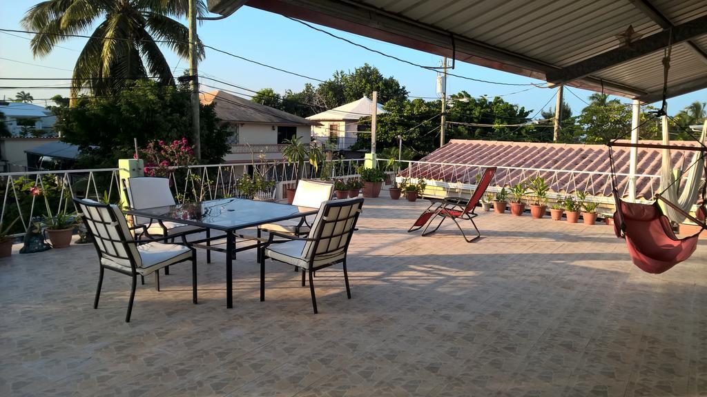 The Red Hut Inn Belize City Zimmer foto