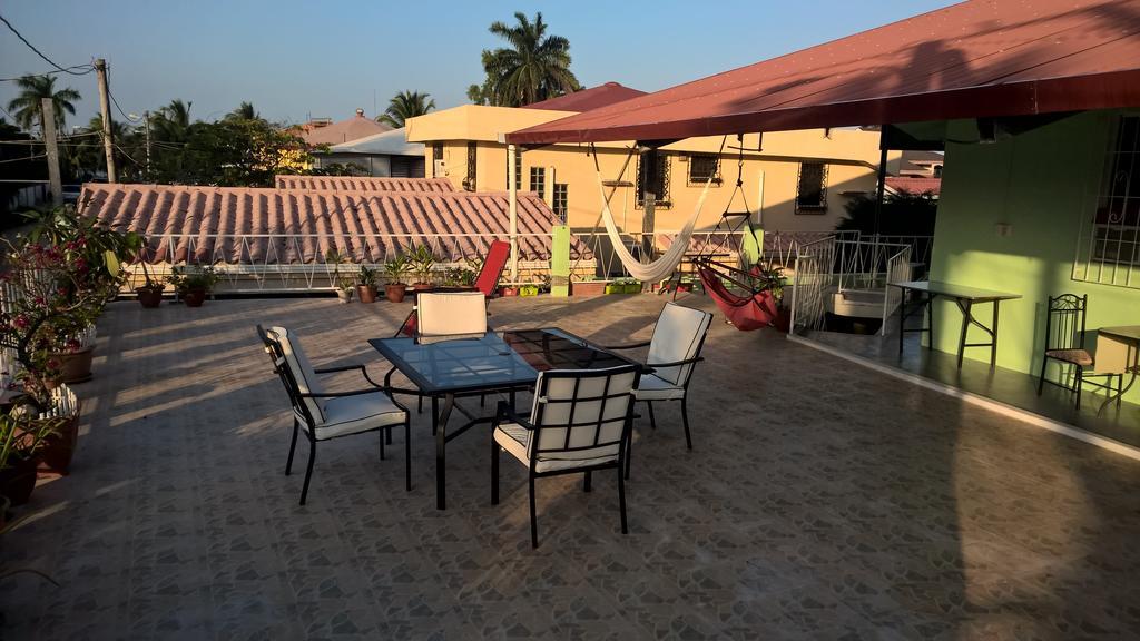 The Red Hut Inn Belize City Zimmer foto