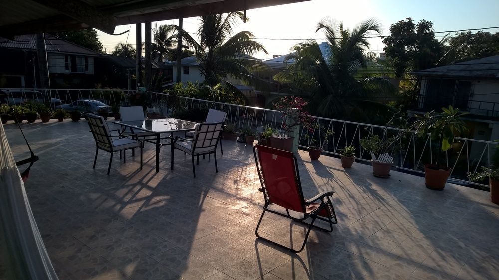 The Red Hut Inn Belize City Exterior foto