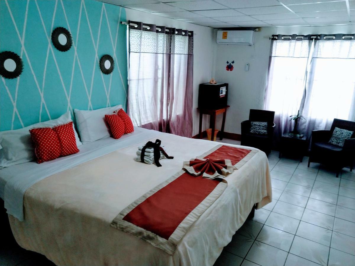 The Red Hut Inn Belize City Exterior foto