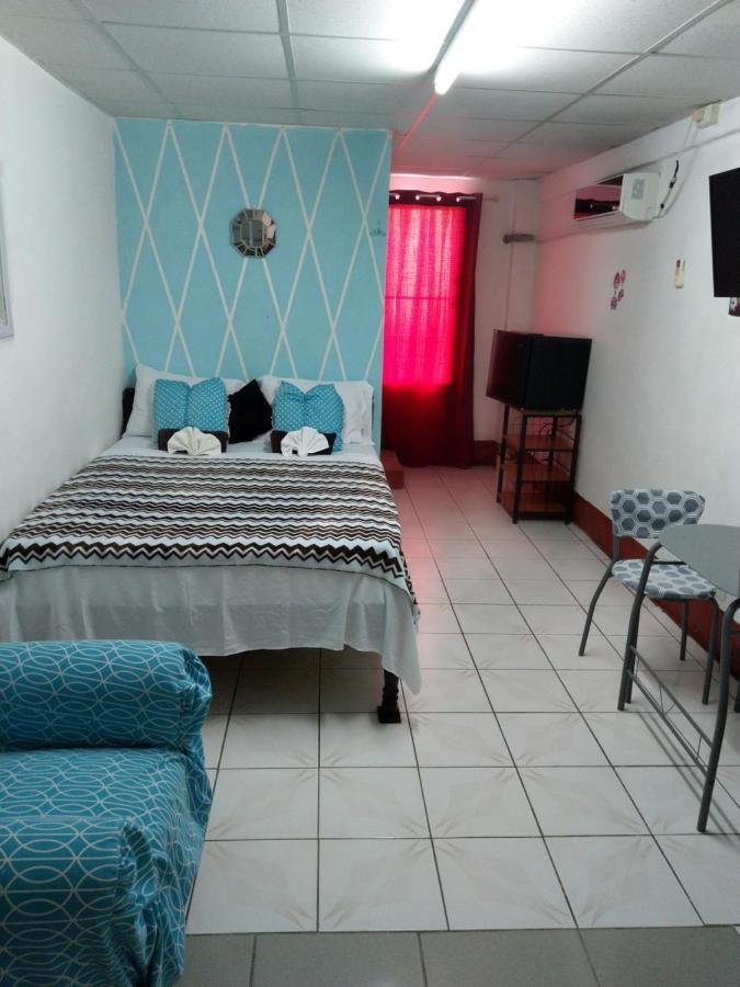 The Red Hut Inn Belize City Exterior foto